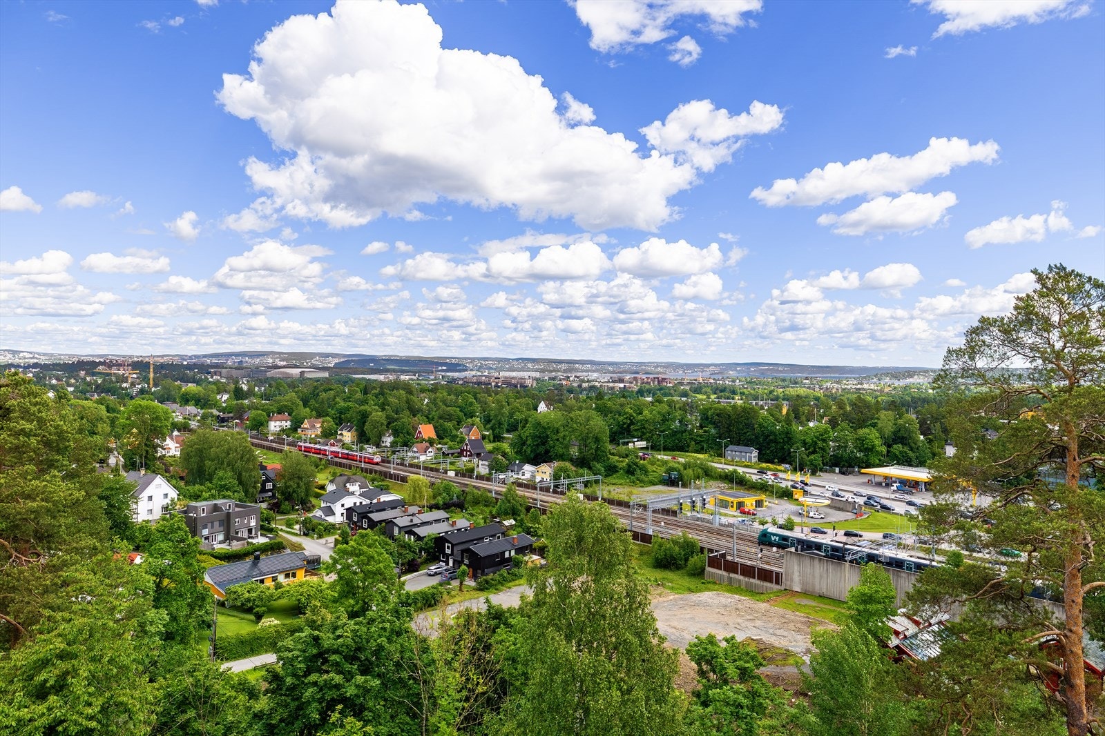 Det er bare 4 minutters gange fra leiligheten til Høvik stasjon. Her går det både buss og tog med hyppige avganger. Med toget er det kun 5 min til Lysaker stasjon, og 12 min til Nationaltheateret stasjon. Galleribilde