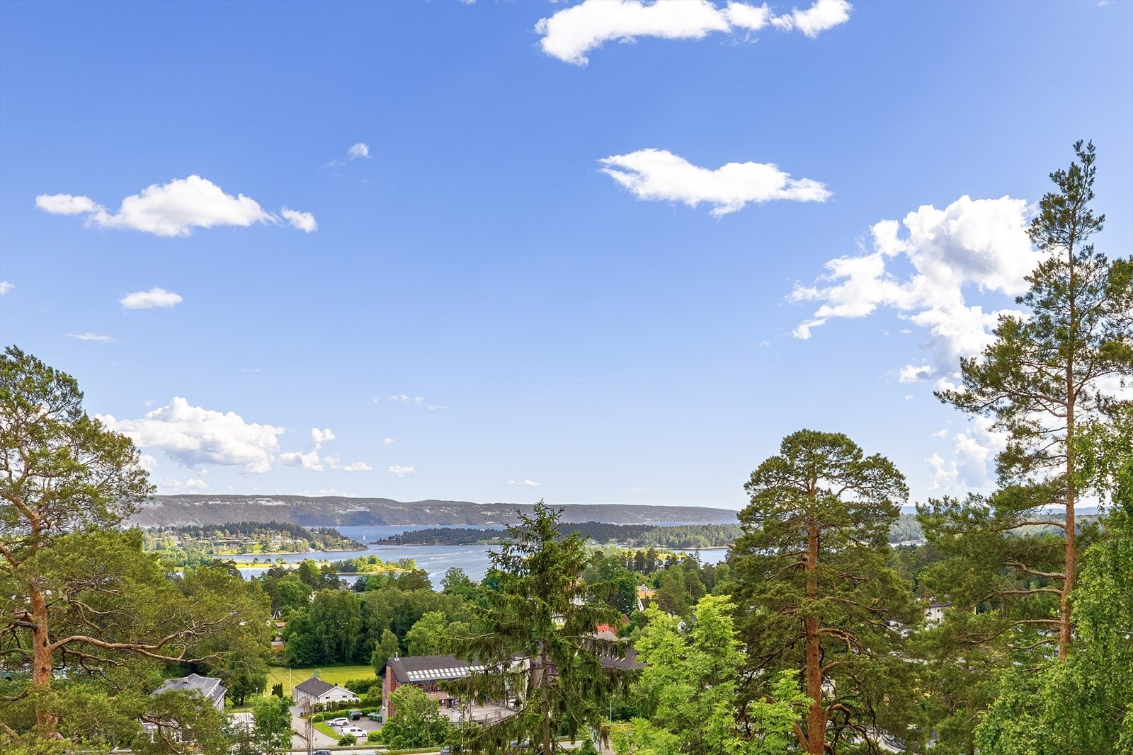 Eiendommen ligger høyt og fritt med utsyn mot fjorden og grønne omgivelser. Galleribilde