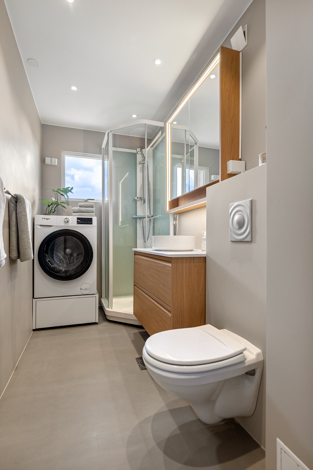 Badet ble i 2025 oppgradert med microsement på gulv, gulvvarme og nedsenket himling med LED-spots. Galleribilde