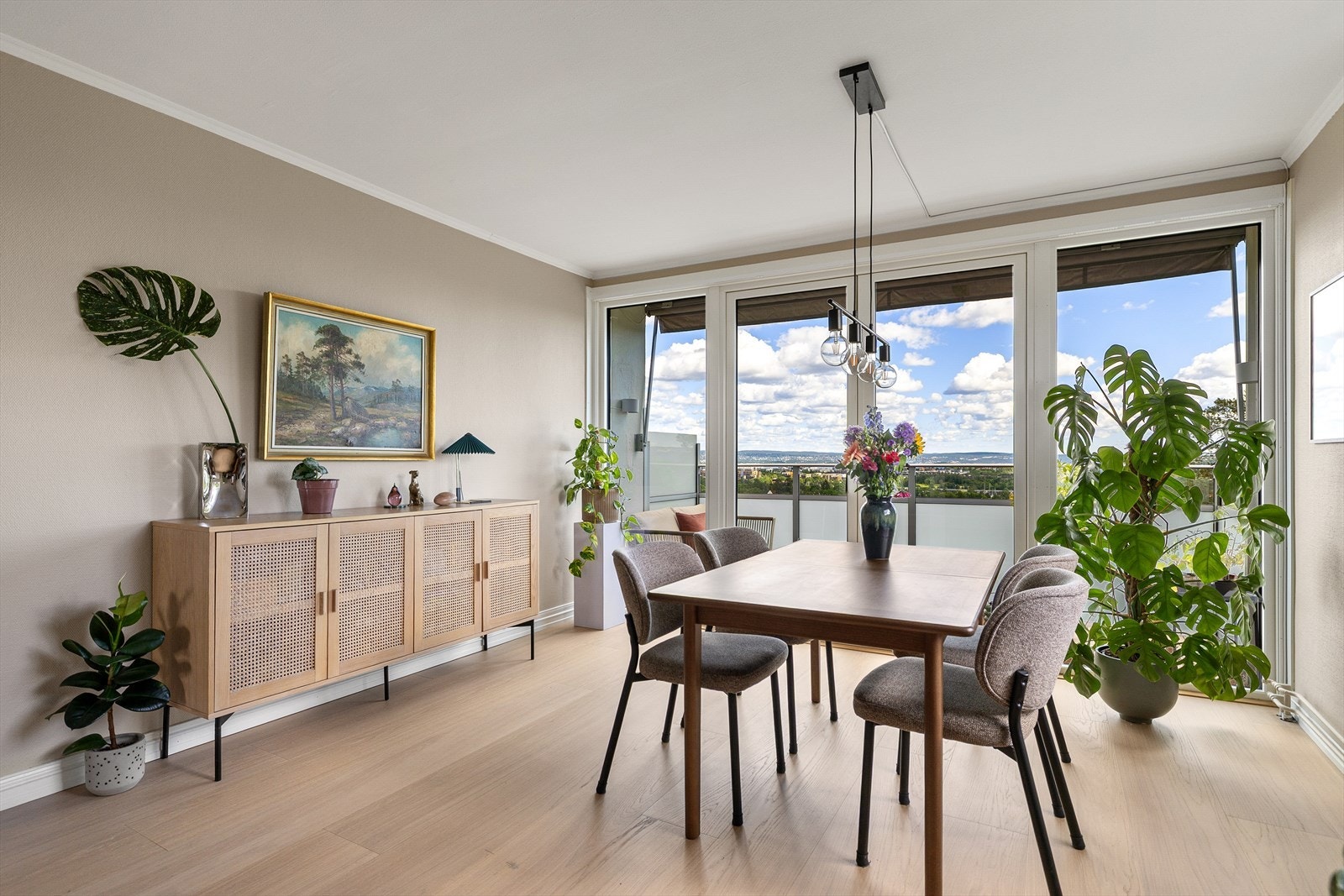 Lekkert enstavs parkettgulv er gjennomgående i hele leiligheten. Galleribilde
