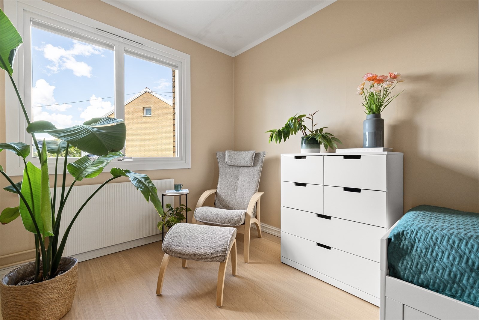 Lyst og anvendelig, med det samme nye tregulvet som i resten av boligen. Galleribilde