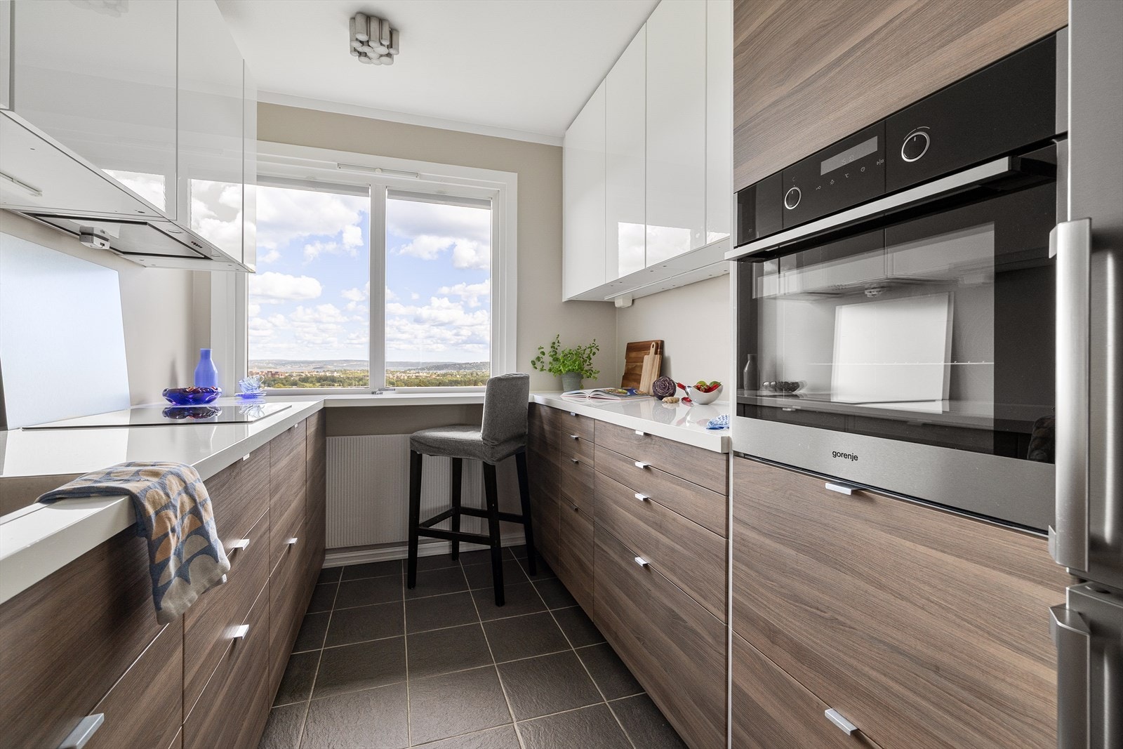 Kjøkkenet er utstyrt med stekeovn i arbeidshøyde, platetopp og ventilator. Galleribilde