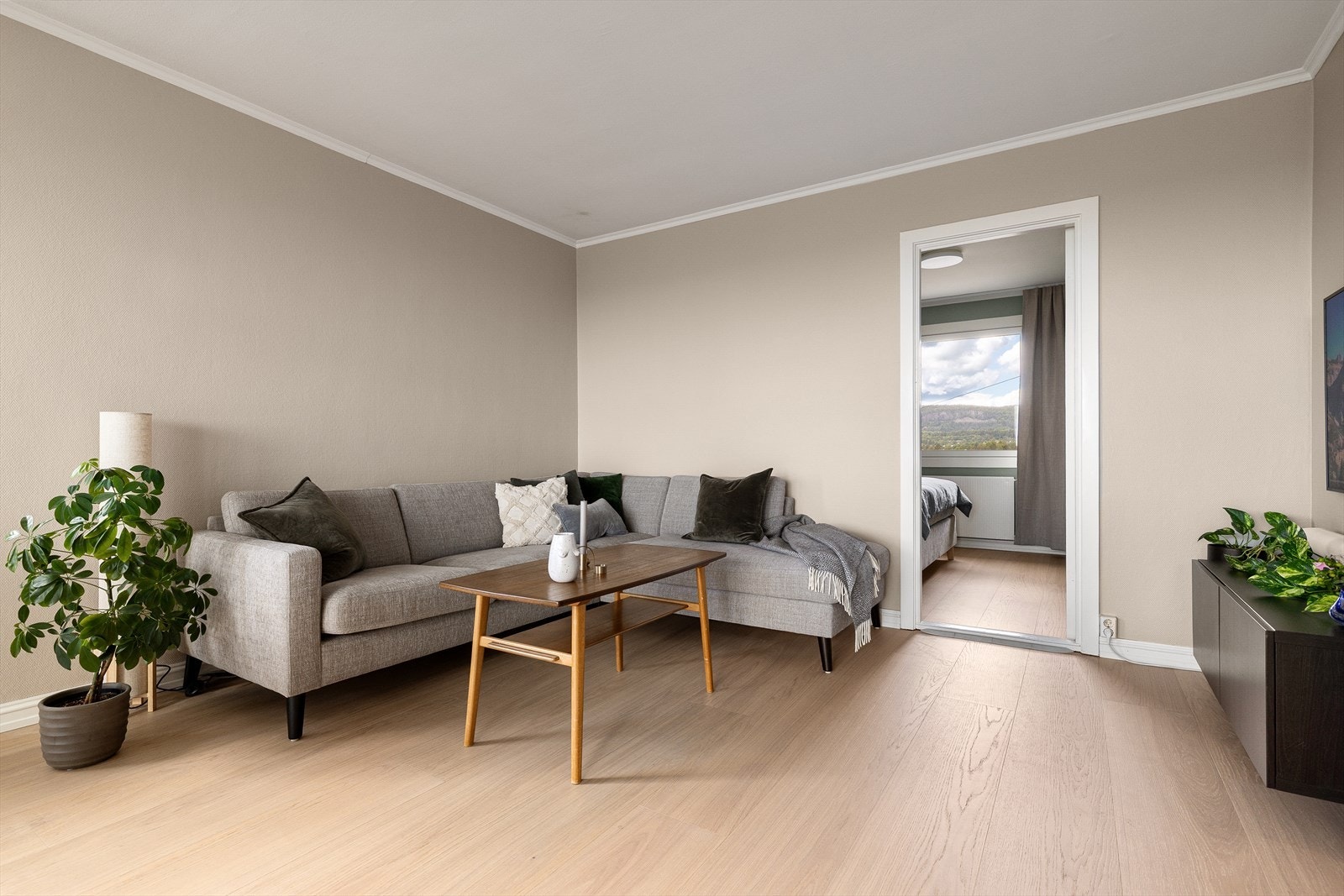 Stuen har en god takhøyde på 2,49 meter og plass til en romslig sofagruppe. Galleribilde