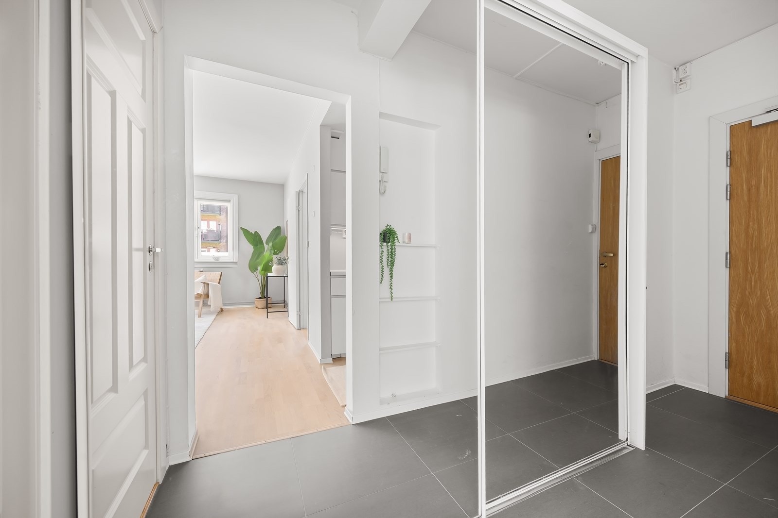Praktisk skyvedørsgarderobe med speilfronter i entreen Galleribilde