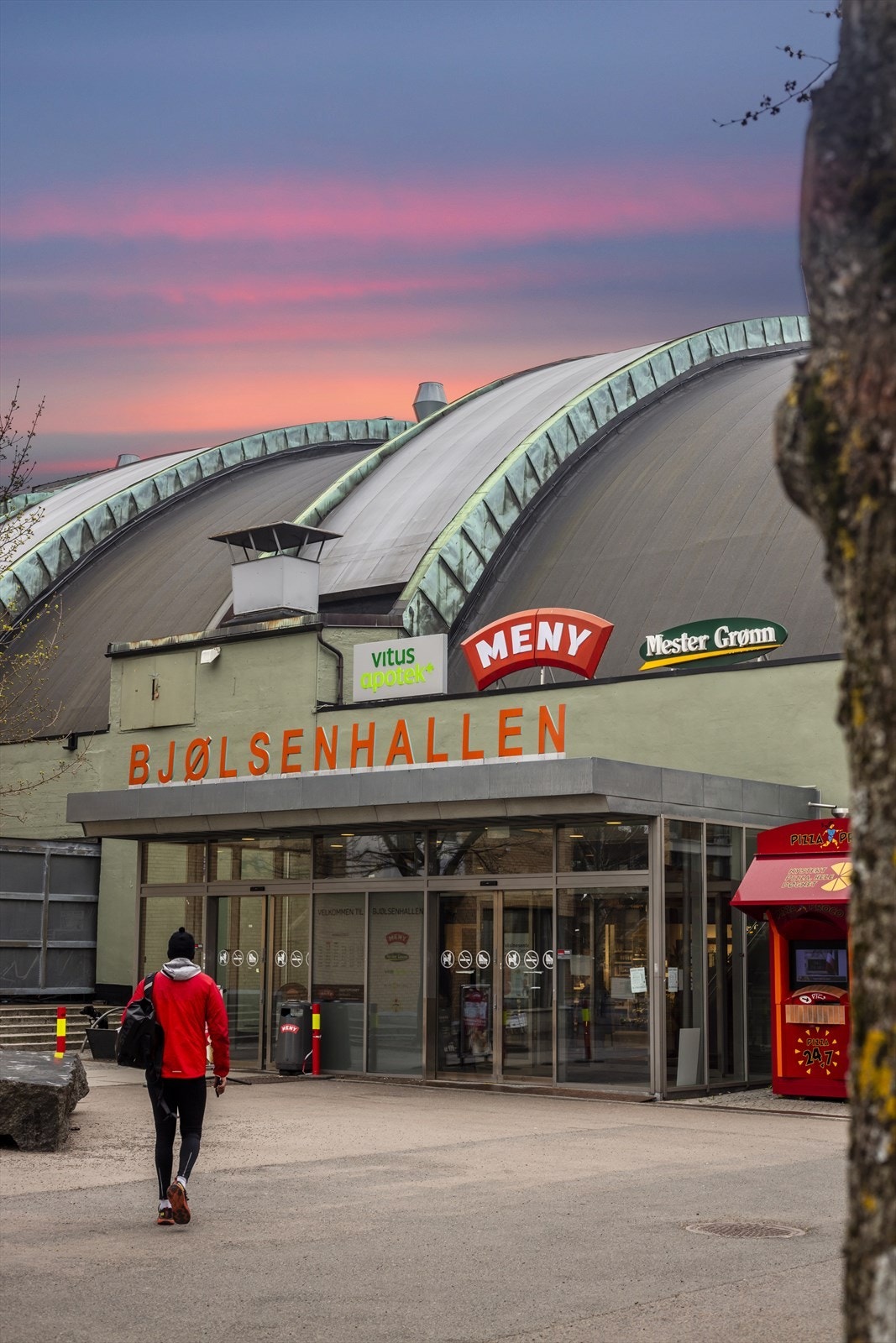 Bjølsenhallen ligger kun et par minutter til fots unna med stor innendørs idrettshall, apotek, Mester Grønn og stor Meny-butikk Galleribilde