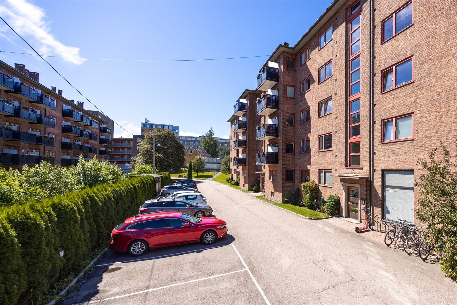 Borettslaget har 150 P-plasser og 6 MC-plasser som leies ut etter venteliste. Dessuten 13 gjesteplasser og 6 EL-ladestasjoner (kun for lading). Det er p.t. (08.06.2026) ingen ventetid. Galleribilde