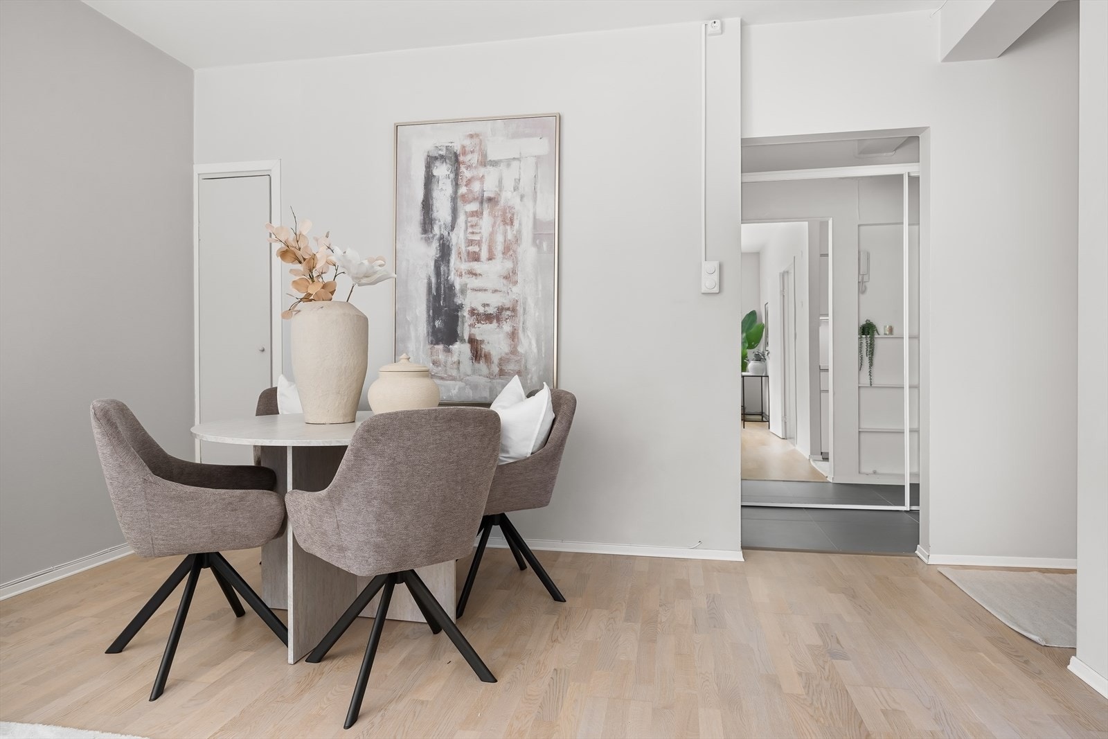 Spiseplass som innbyr til hyggelige måltider med god plass til gjester Galleribilde
