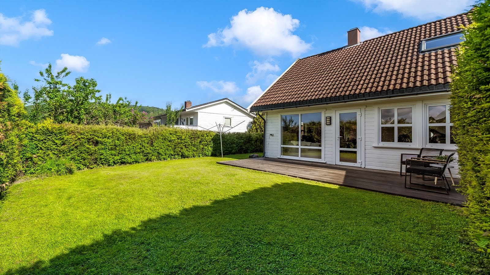 Tomt med hage avsatt som tilleggsdel til boligen. Galleribilde