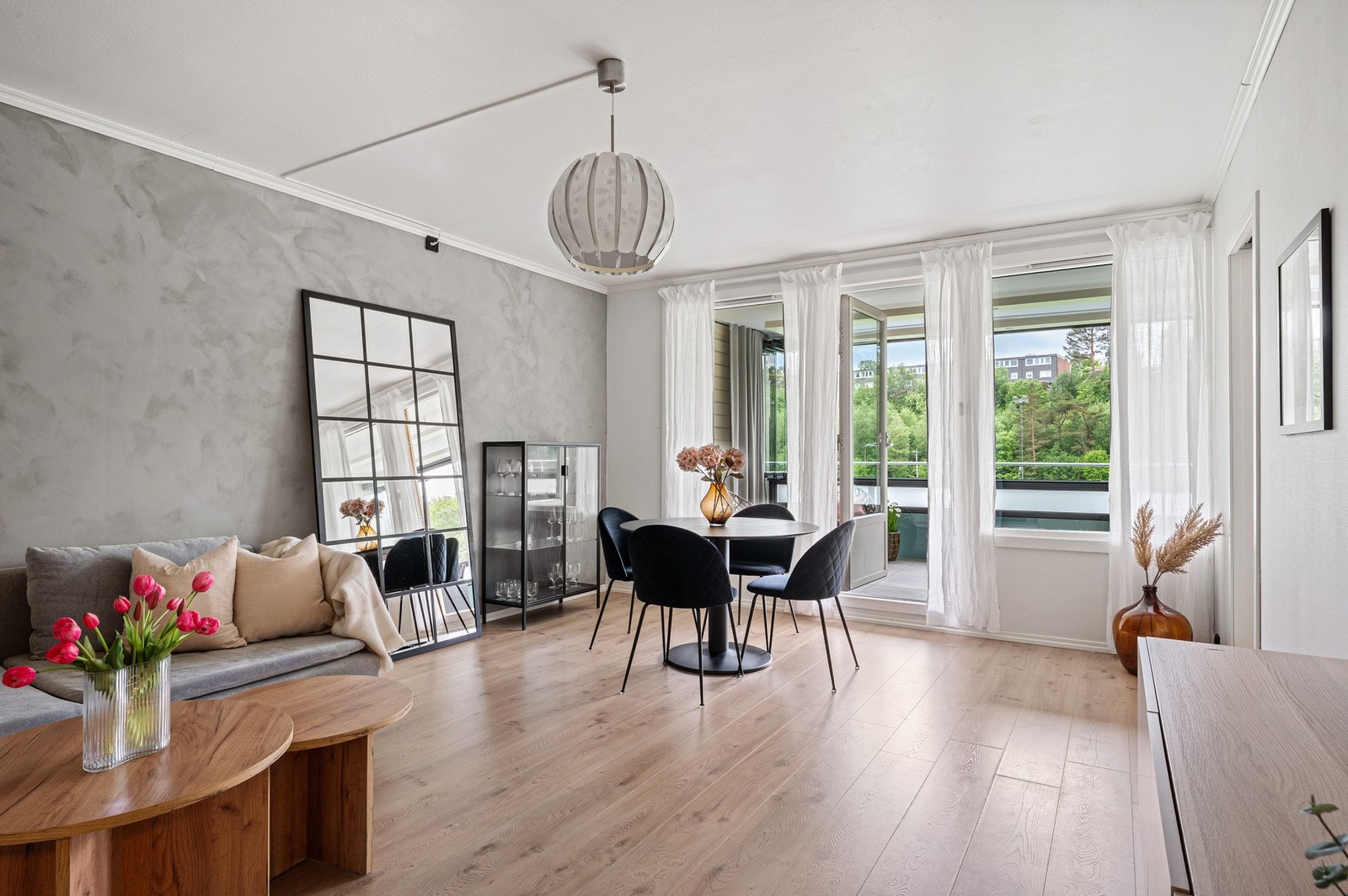 Rommet har en praktisk utforming, med god plass til å innrede med sofaseksjon og spisebord. Galleribilde