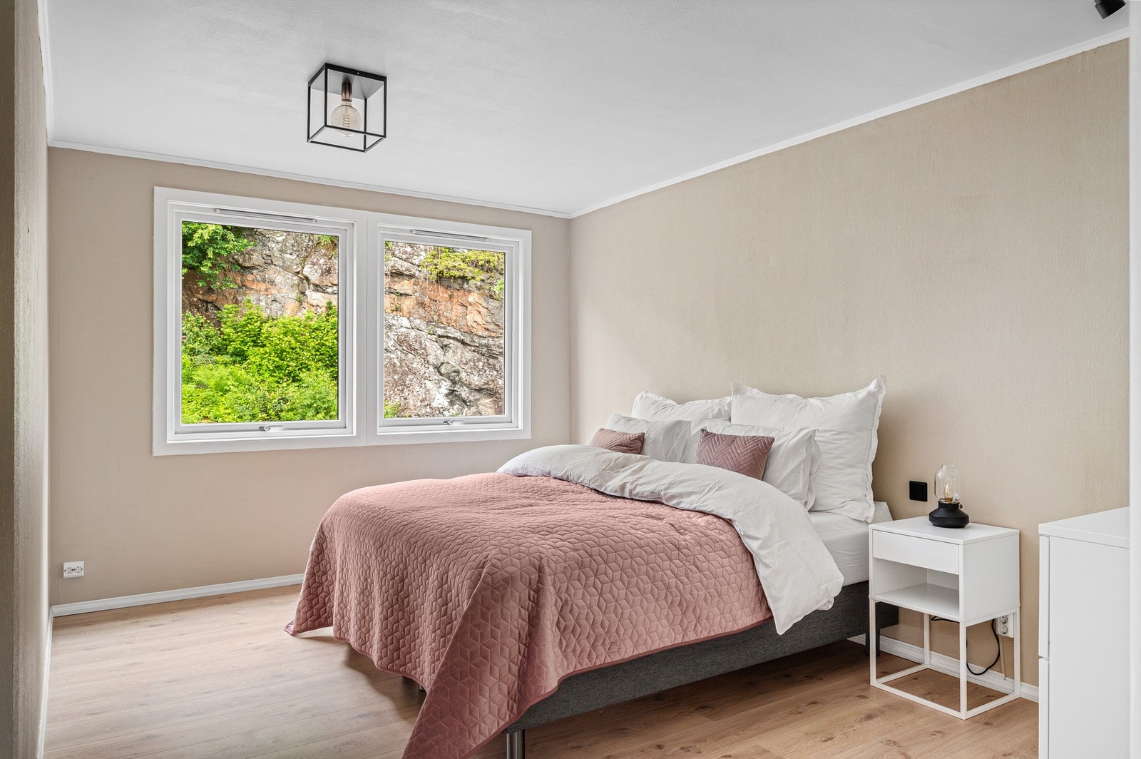 Romslig hovedsoverom med god plass til dobbeltseng. Galleribilde