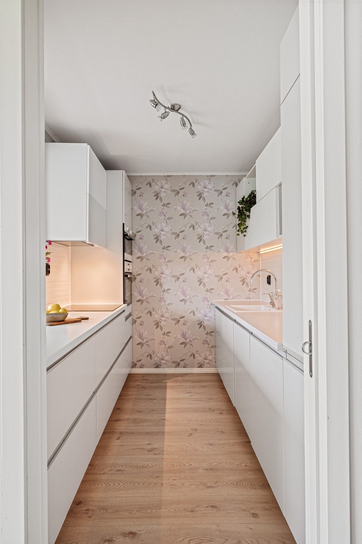 Fra stuen kommer du til leilighetens kjøkken på gode 6,5m². Galleribilde