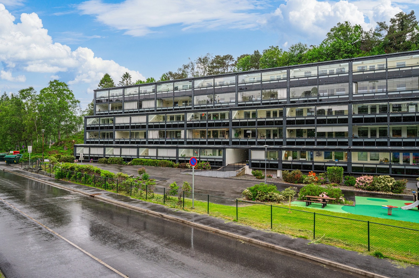 Lyngfaret 70A har en attraktiv og familievennlig beliggenhet i et veletablert boligområde i Bergen Vest. Galleribilde
