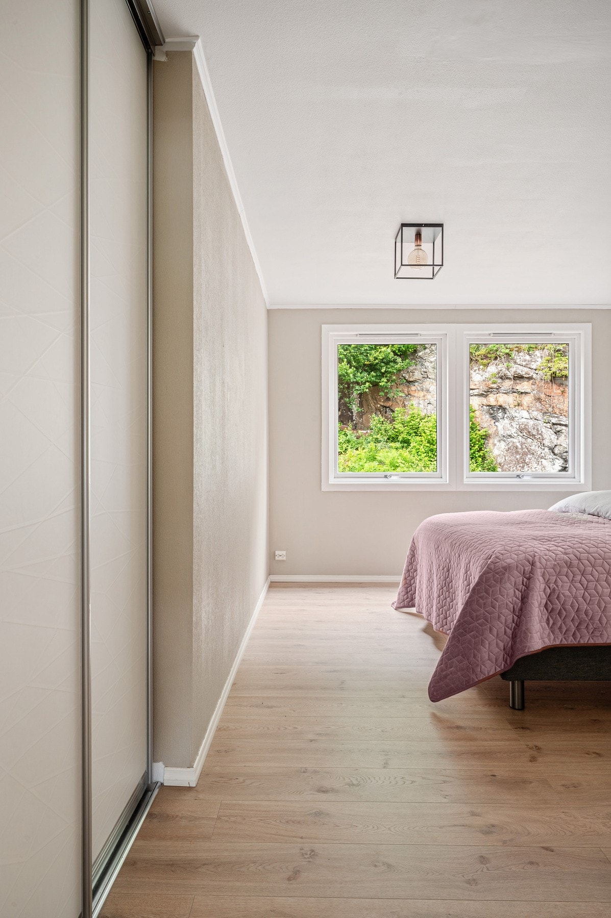 I boligen har du tre soverom på henholdsvis (15,6), (7,5) og (6,4)m². Galleribilde