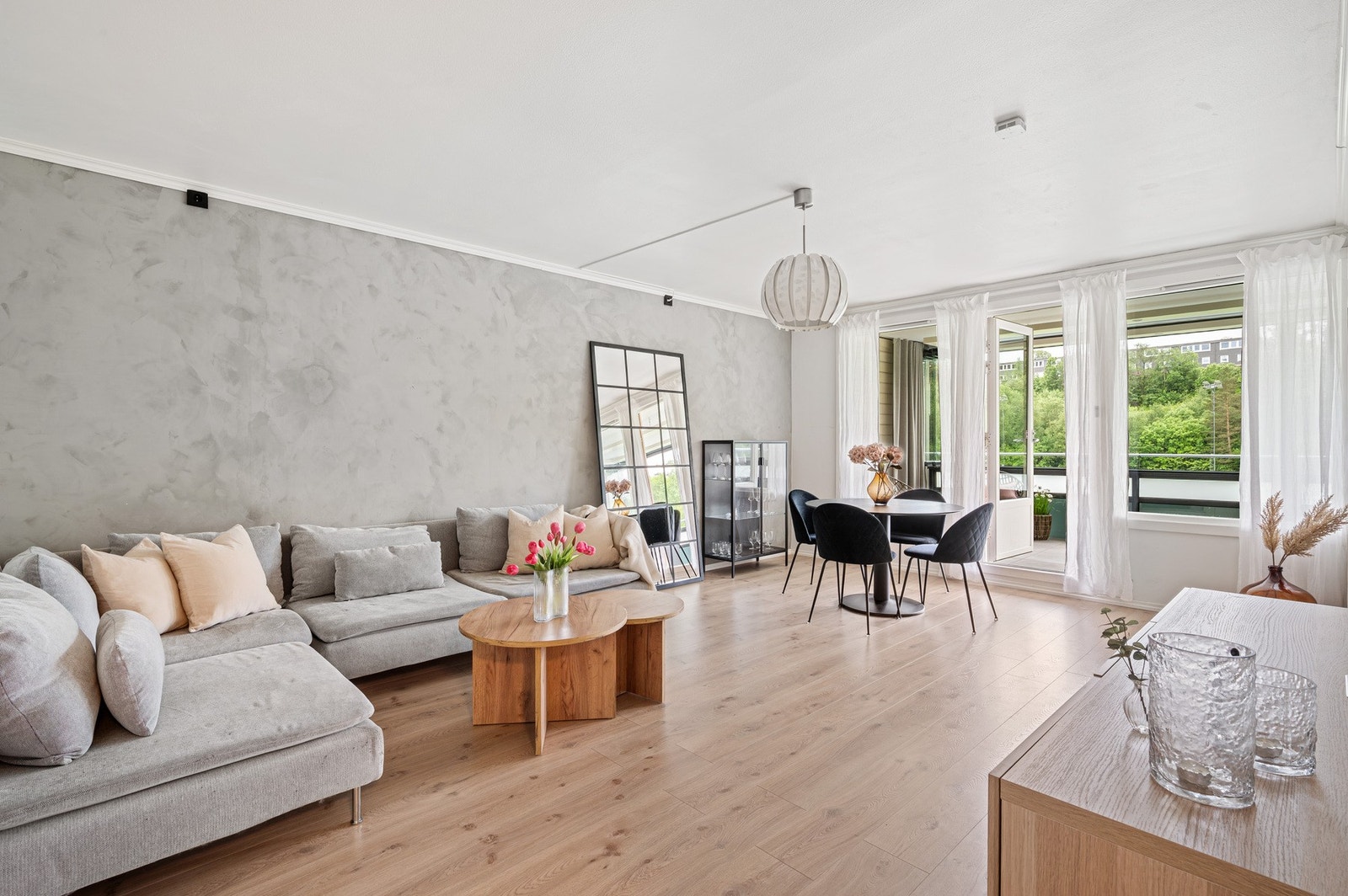 Leiligheten har en flott stue på hele 23,6m². Galleribilde