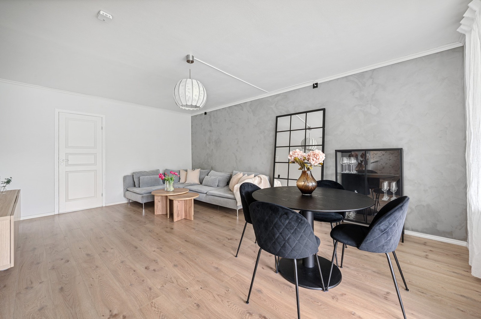 Leiligheten har en gjennomgående stil med tidløse fargevalg. Galleribilde