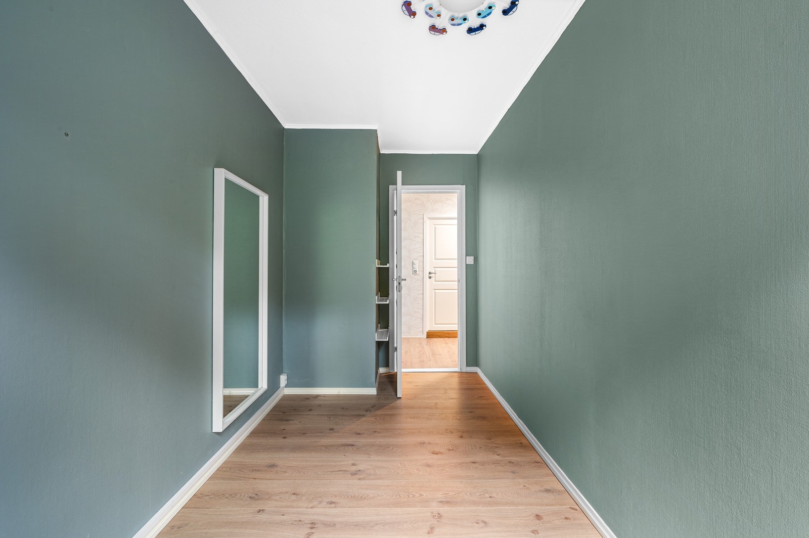 Et praktisk soverom med plass til seng og skrivebord. Galleribilde