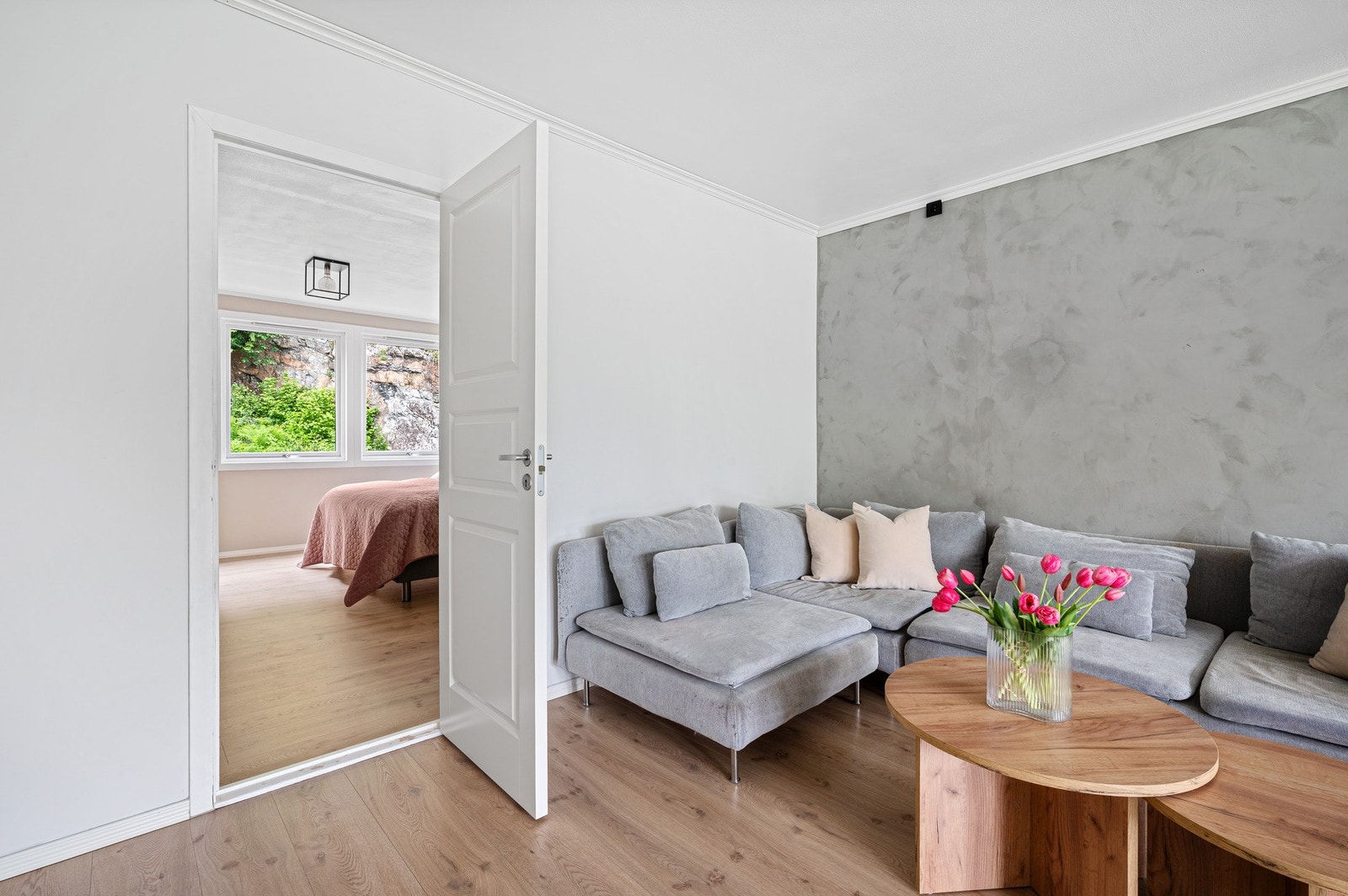 Fra stuen har du tilgang til leilighetens hovedsoverom. Galleribilde