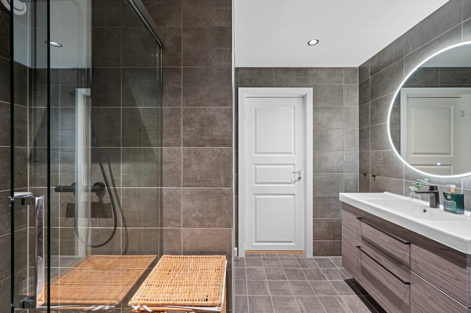Badet ble oppgradert i 2020 i regi av borettslaget og er gjort i en vakker mørk stil. Galleribilde