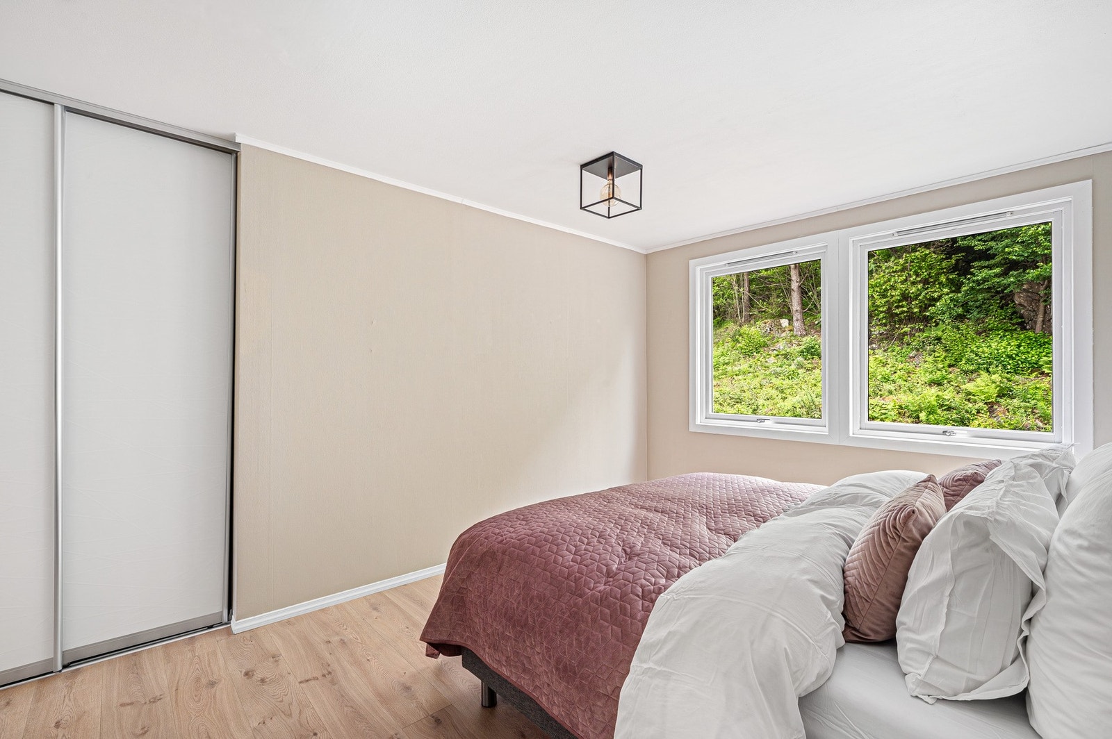 Praktisk soverom med skyvedørsgarderobe og gode vindusflater. Galleribilde