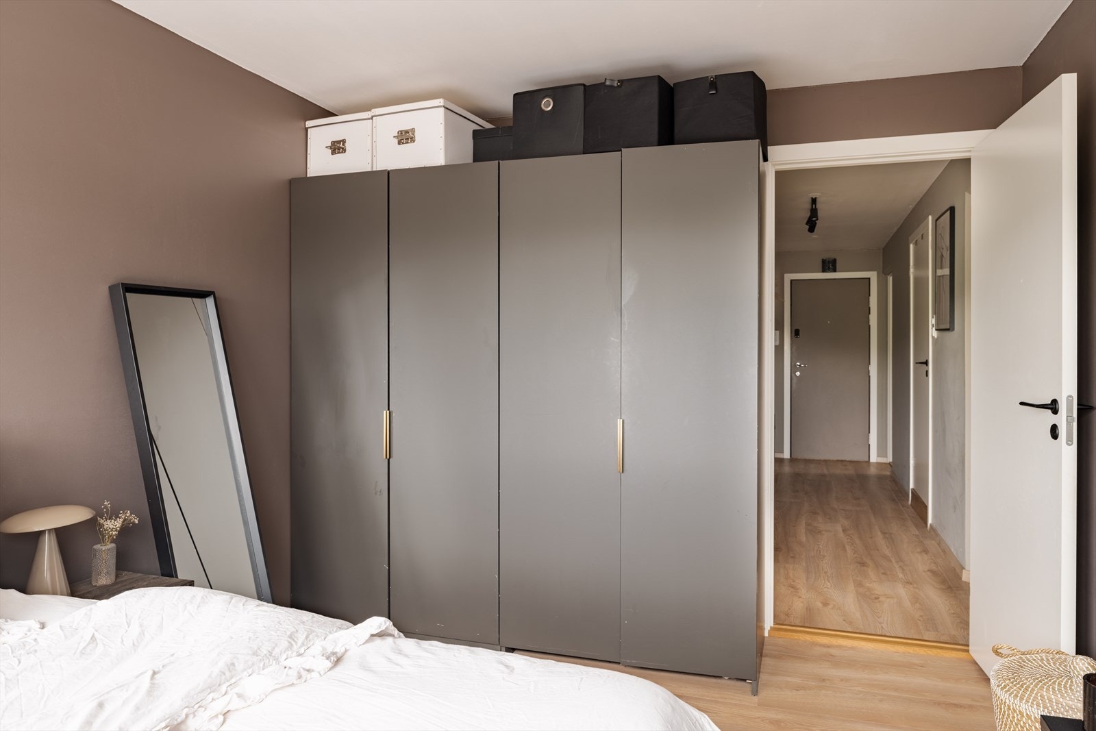 Soverommet har plass til seng og garderobeskap, og ligger praktisk til ved entréen. Galleribilde