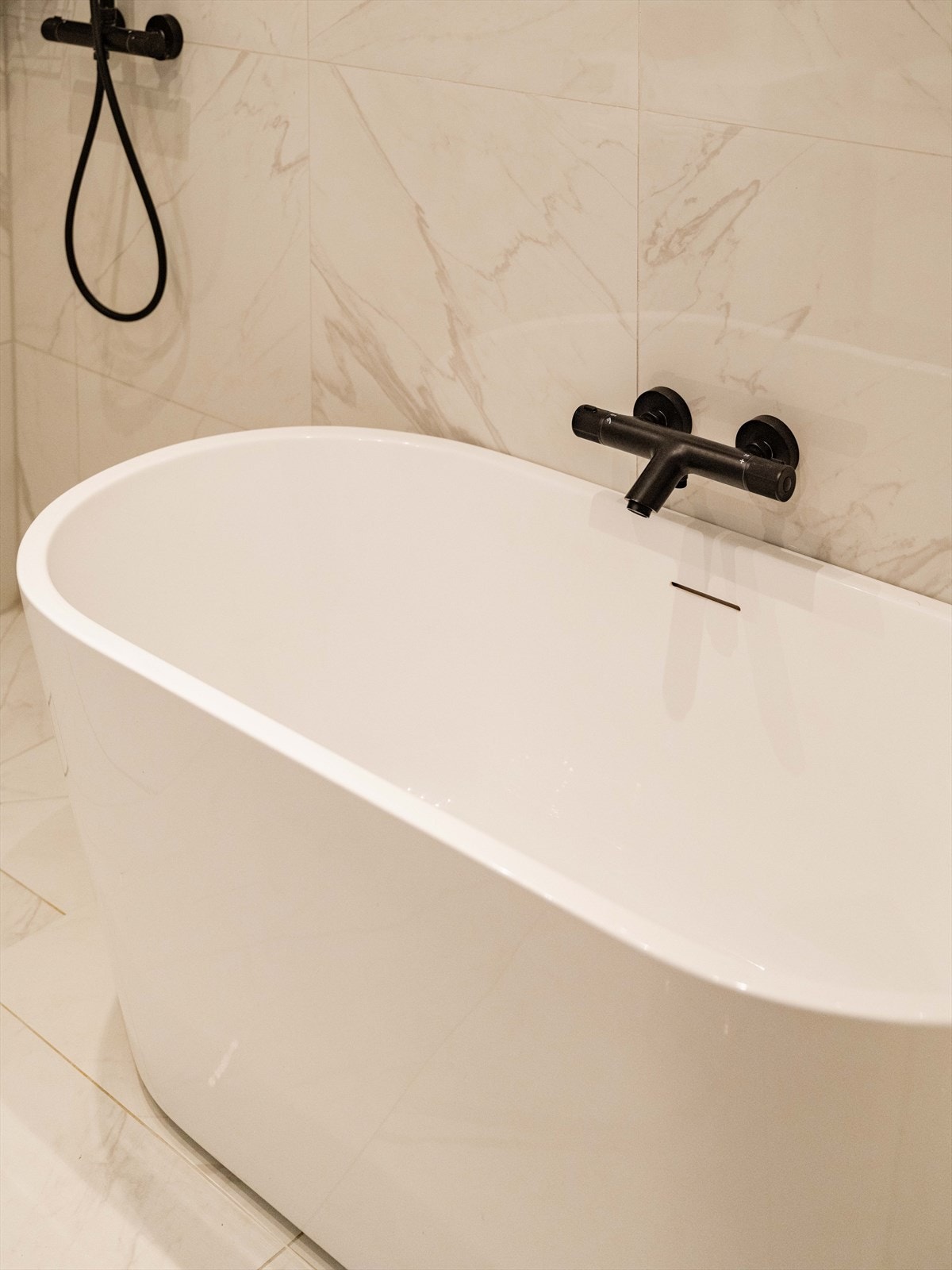 Innredningen består av badekar, vegghengt toalett og en moderne servant med ett-greps armatur, som sammen gir badet et tidløst og funksjonelt preg. Galleribilde