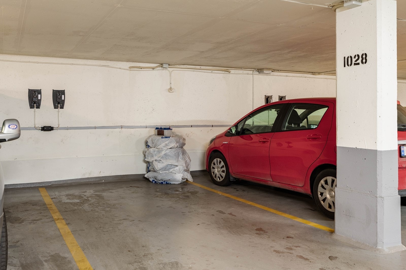 Leiligheten disponerer en garasjeplass i felles anlegg med heisadkomst. Galleribilde