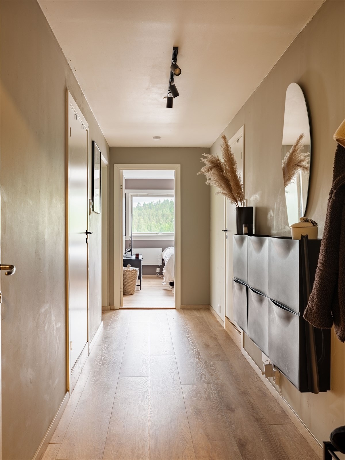 Entréen fremstår lys og innbydende, og gir et godt førsteinntrykk av boligen. Galleribilde