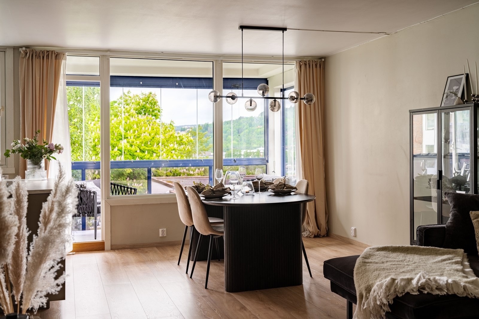 Stuen har god plass til både spisebord og sofagruppe. Rommet oppleves åpent og luftig, med god møbleringsfrihet. Galleribilde