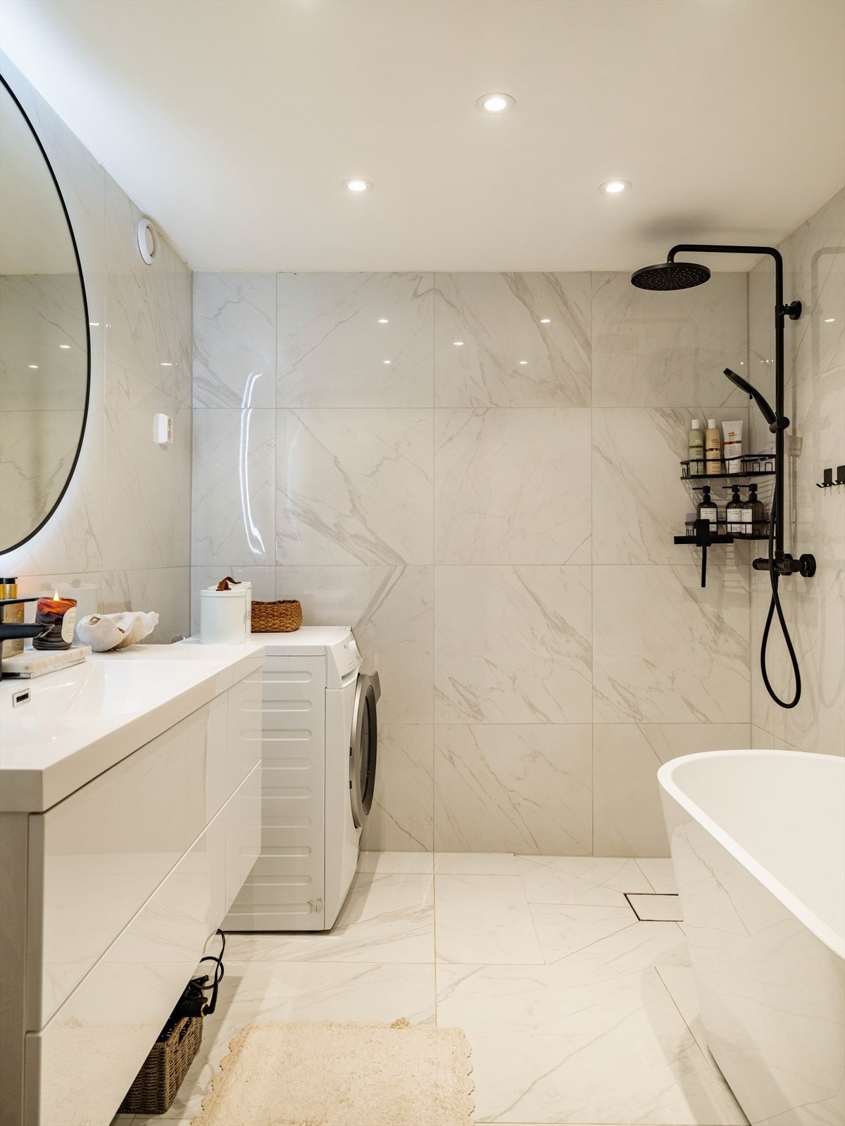 Badet ble oppgradert i 2024 og fremstår som lyst, moderne og gjennomført med et eksklusivt uttrykk. Flislagt gulv, stilrene veggflater og malt himling med innfelte spotter skaper en elegant og behagelig atmosfære. Galleribilde