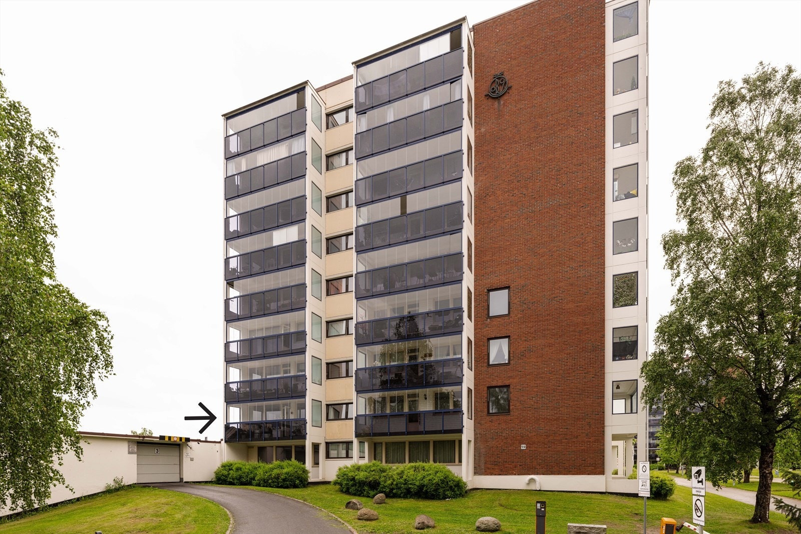 Kort vei til offentlig kommunikasjon, med Haugenstua stasjon kun 3 minutters gange unna. Galleribilde