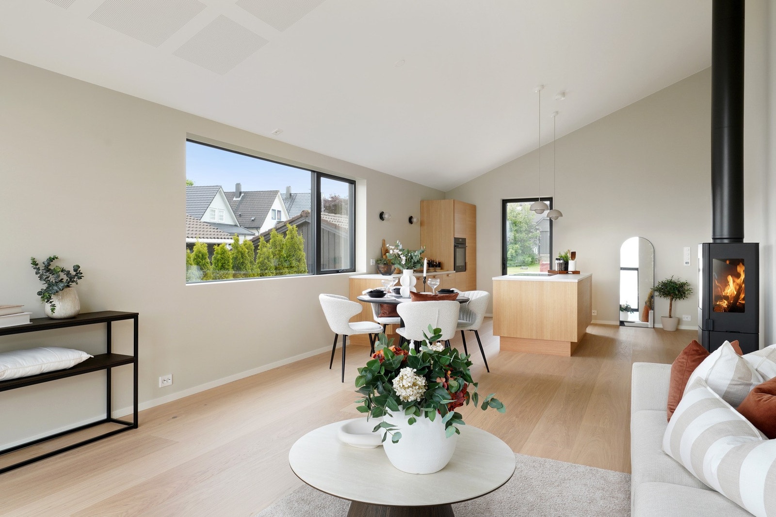 Romslig stue med god plass til både salong og spisestue Galleribilde