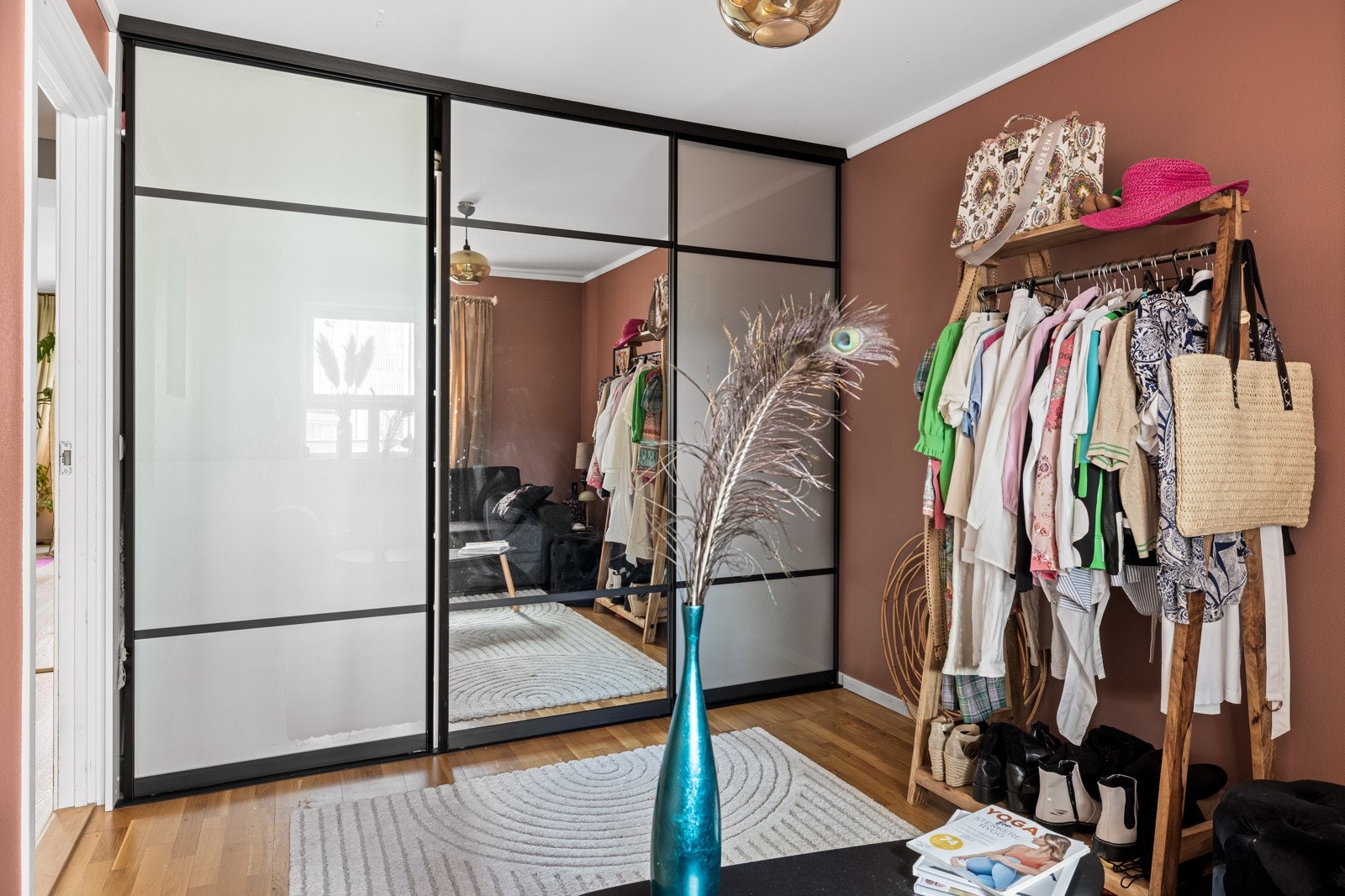 Hovedsoverommet har også inngang til bod gjennom moderne skyvedører. Galleribilde
