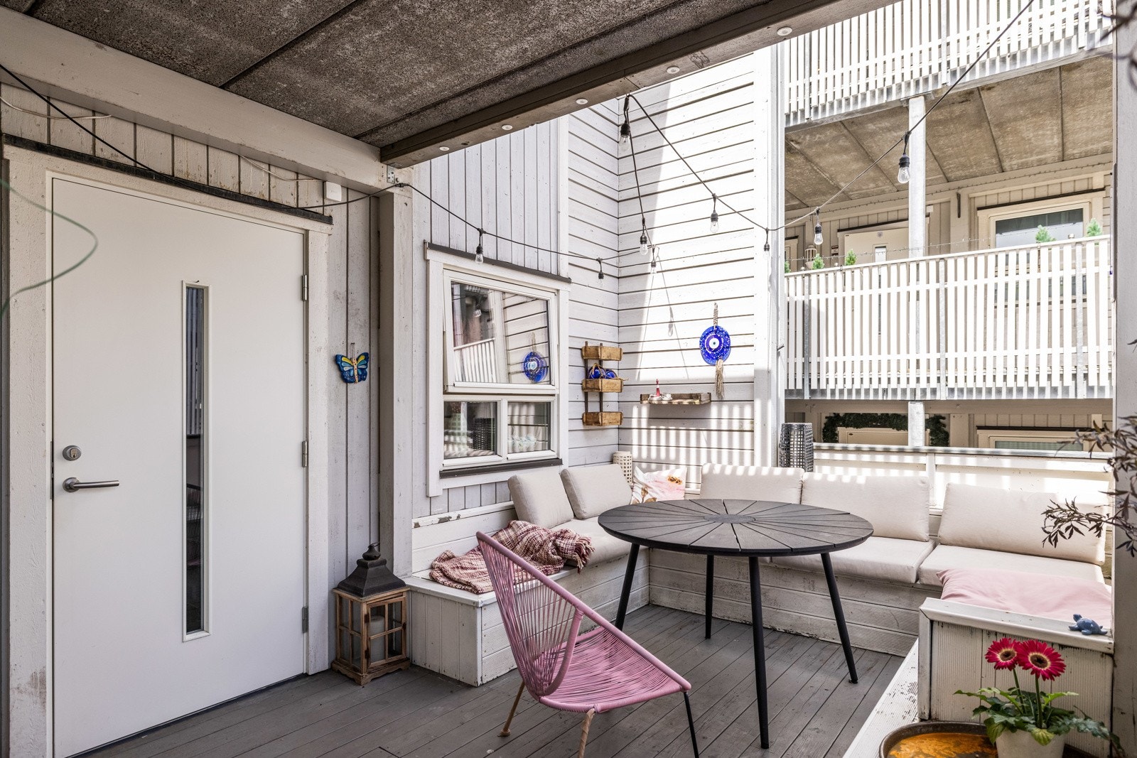 Inngangsparti med hyggelig og solrik uteplass. Galleribilde