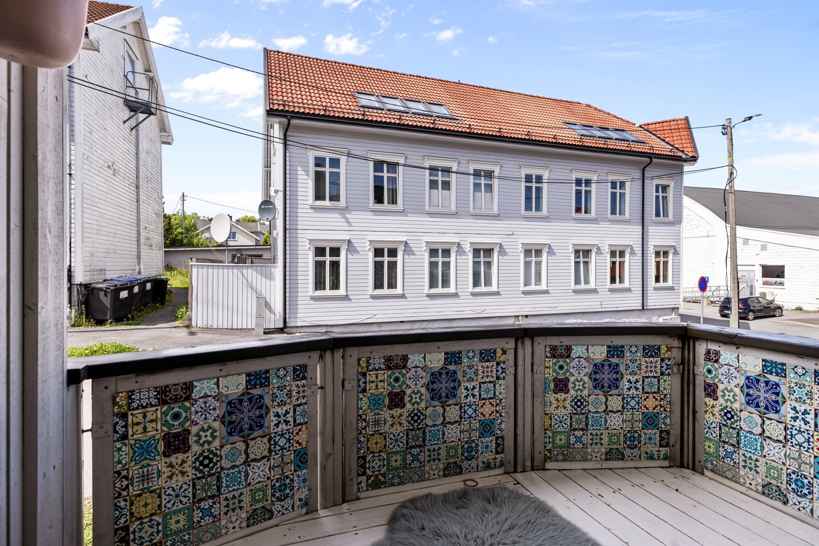 Utvendig luftebalkong. Rehabilitering av balkonger vil starte i midten av august 2026. Galleribilde