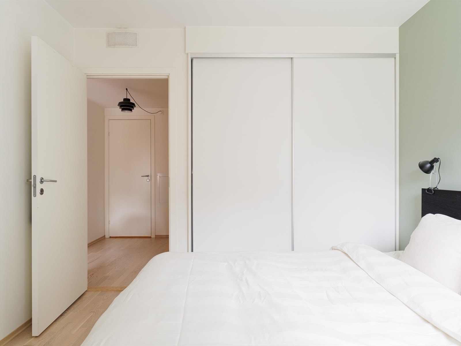 Hovedsoverommet har god plass til dobbeltseng og garderobe Galleribilde