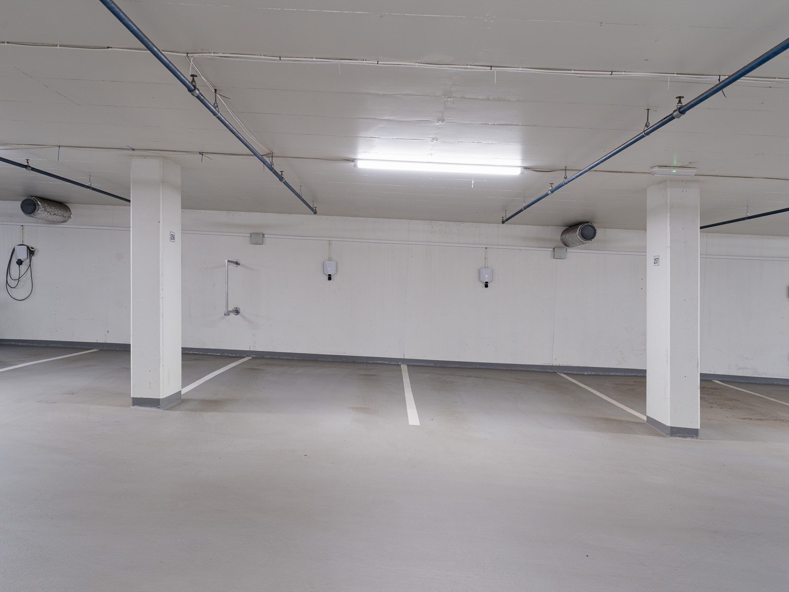 Garasjeplass med el-lader i lukket garasjeanlegg medfølger Galleribilde