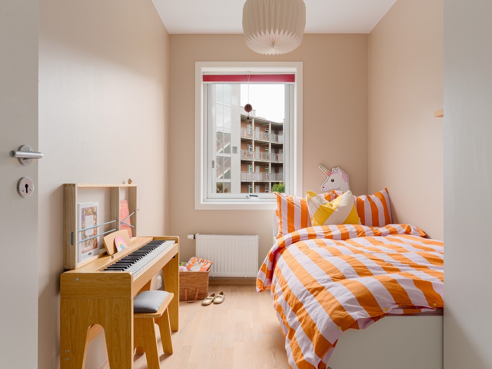 Soverom II - Plass til dobbeltseng og garderobe Galleribilde