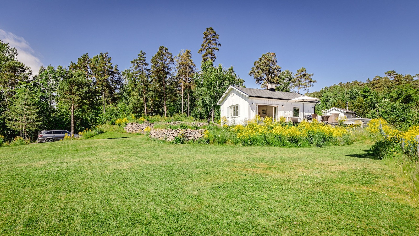 Romslig tomt og nok av boltreplass. Galleribilde