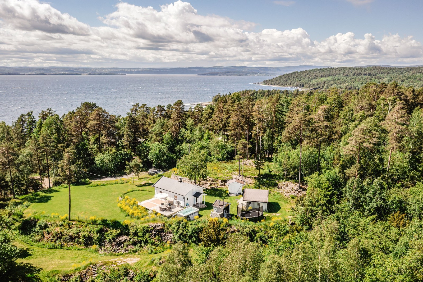Idyllisk fritidseiendom beliggende usjenert og naturskjønt til med kort vei til fjorden. Galleribilde