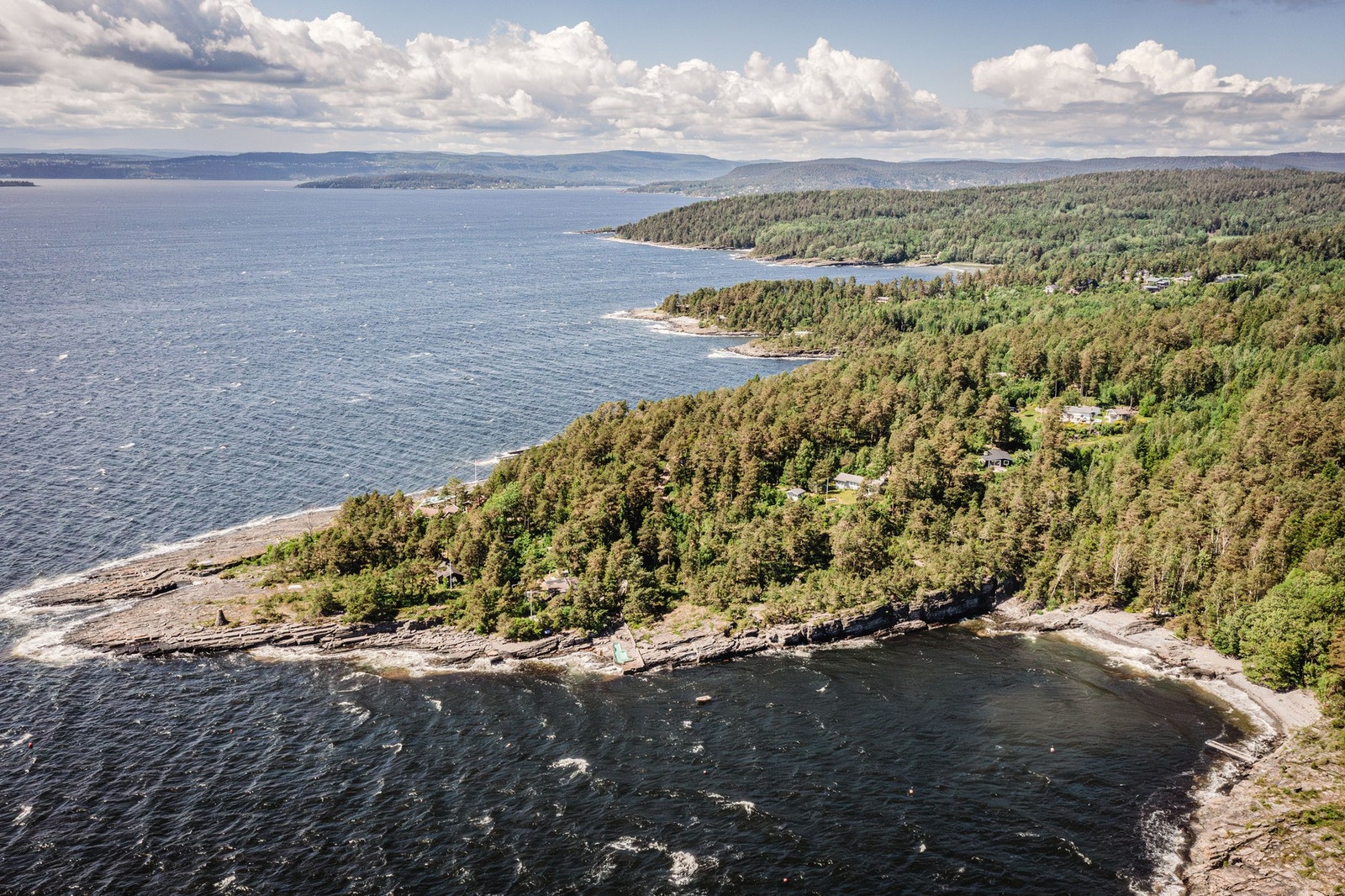 Det er kort vei til Knatvoldstranda og campingplassen med sommeråpen dagligvarebutikk. Galleribilde