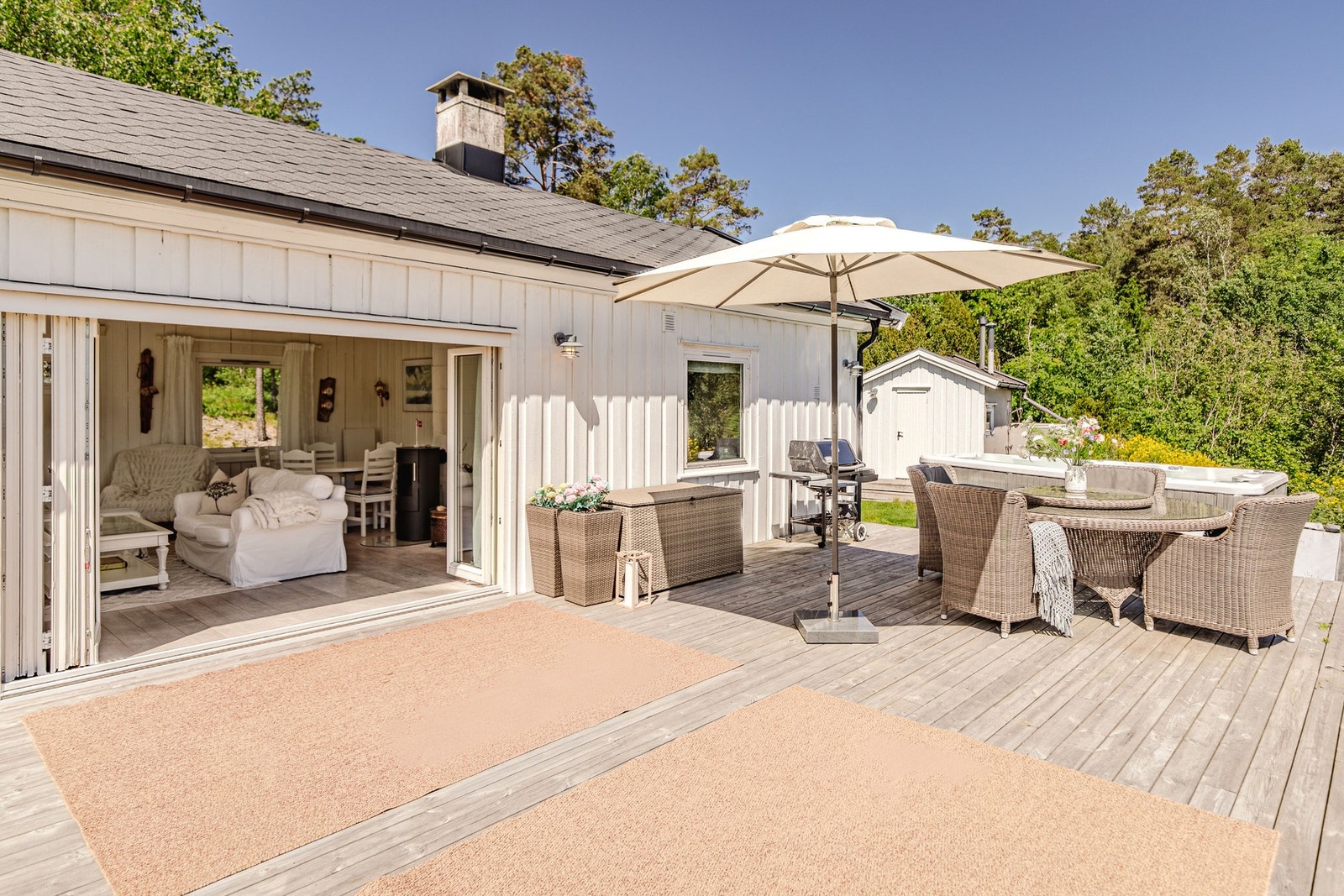 Romslig terrasse på 44 kvm med utgang fra stuen. Galleribilde