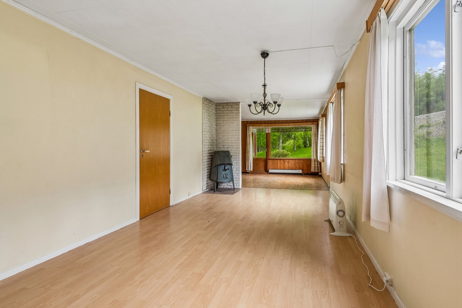 Stue kårende med vedfyring. Galleribilde
