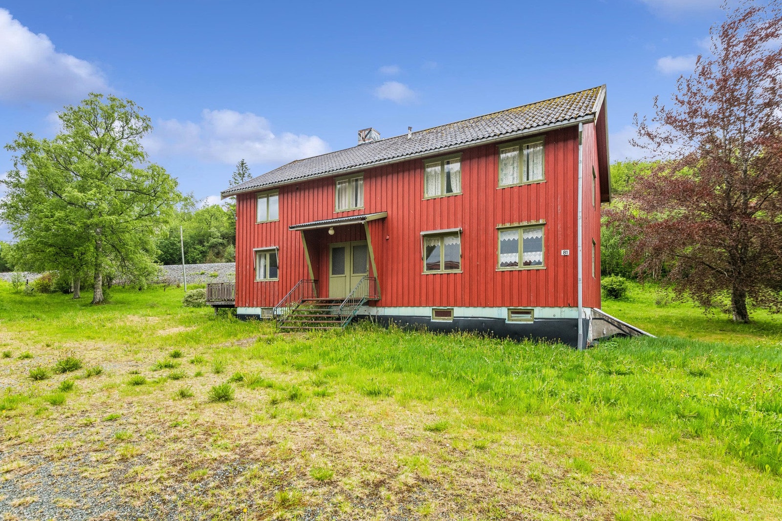 Stor og landlig eiendom sentralt på Frosta med 998 Daa tomt. Her har man både fulldyrka jord, innbaksbeite og produktiv skog. Galleribilde