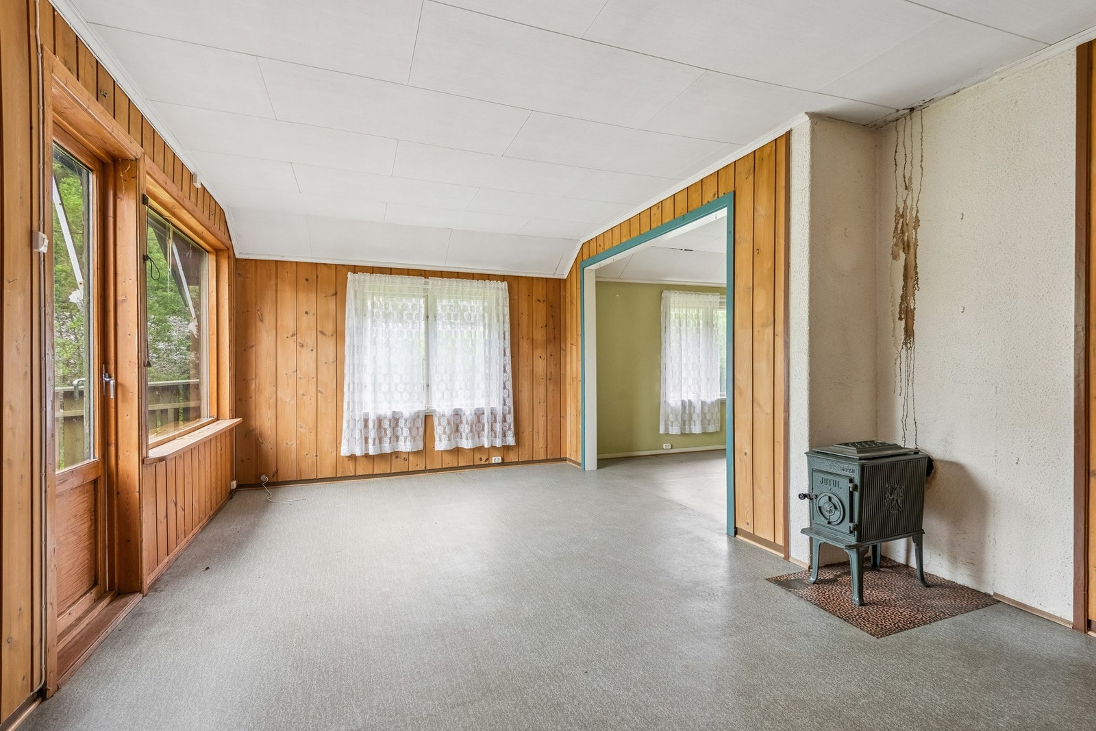 Stue hoveddel med vedfyring Galleribilde