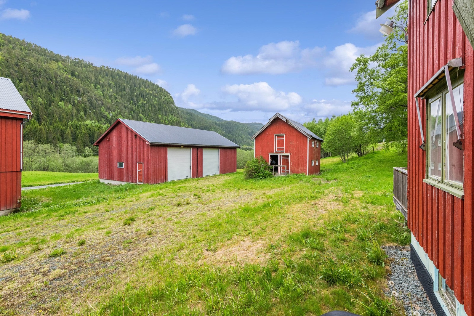 Eiendommen har stabbur, redskapshus og driftsbygning. Galleribilde