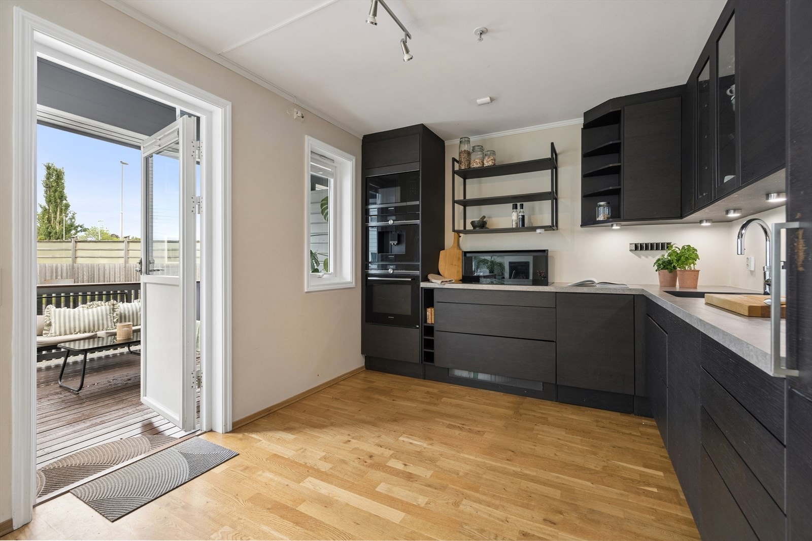Herfra er det direkte utgang til en romslig terrasse på 10 m² med god plass for en sittegruppe. Galleribilde