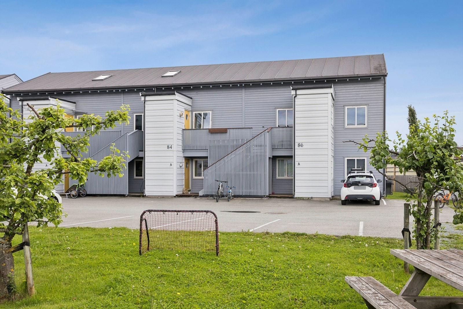 Boligen har en attraktiv beliggenhet i populære Grilstadfjæra som er familievennlig, med kort vei til butikker, kjøpesenter, barnehager og busstopp. Galleribilde