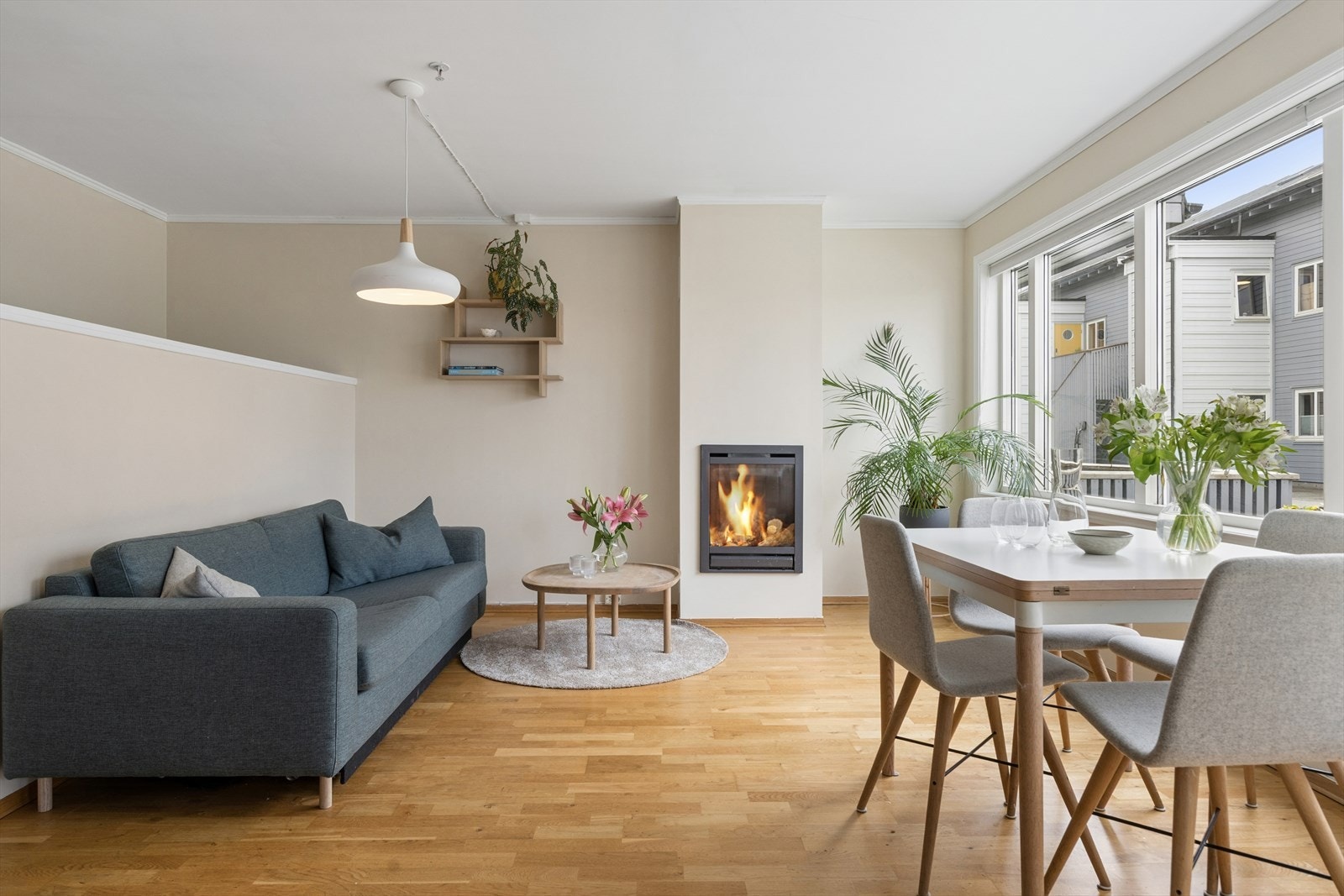 Stuen har plass til flere møbleringsmuligheter for å skape den stuen du selv ønsker. Galleribilde