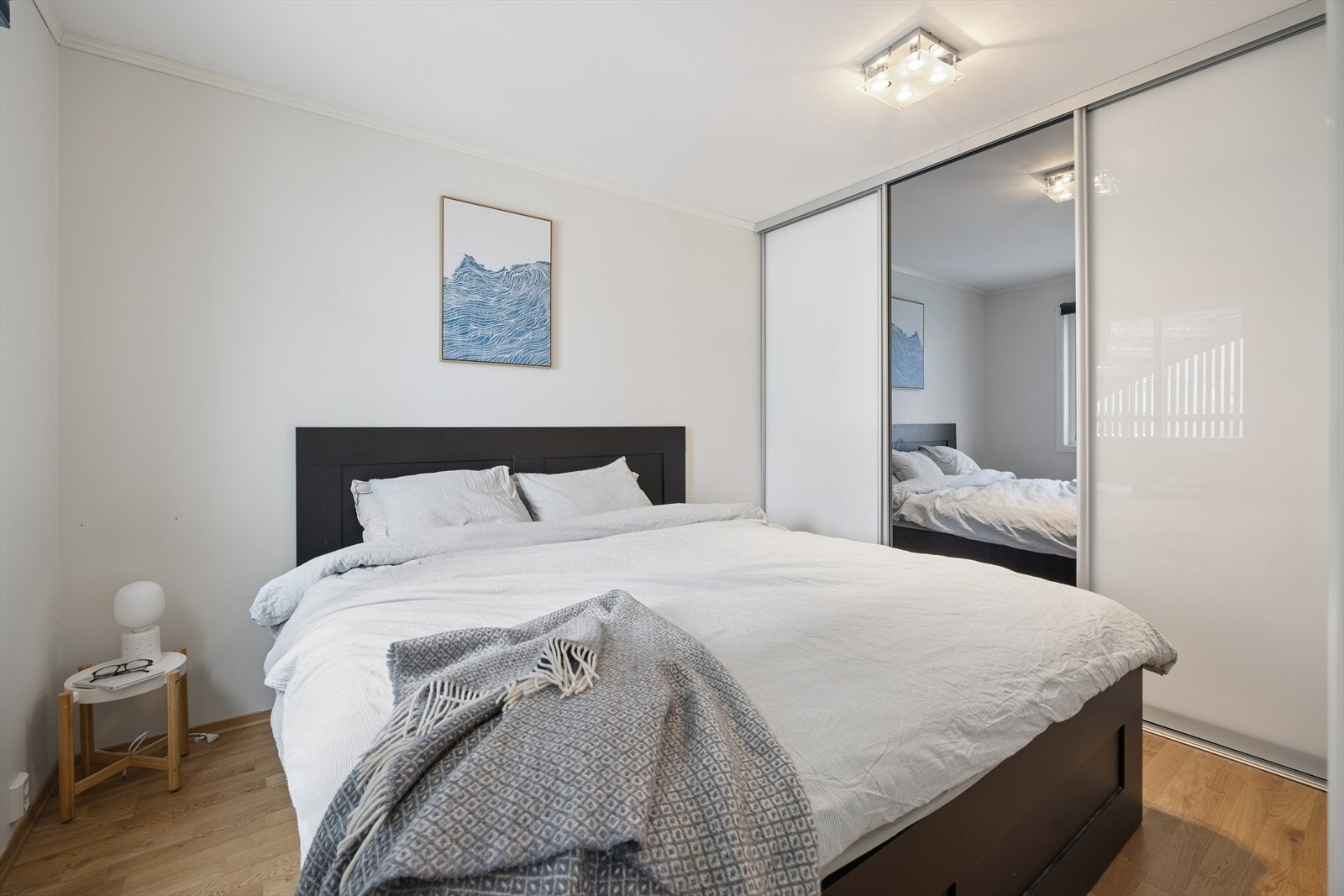Hovedsoverommet har plass til dobbeltseng, nattbord og en stor skyvedørsgarderobe som gir rikelig med oppbevaringsplass. Galleribilde