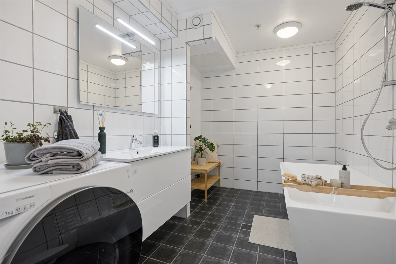 I tilleggg er det baderomsinnredning med heldekkende servant og speil. Badet er utvidet med arealer godkjent som bod, se mer pkt. ferdigattest. Galleribilde